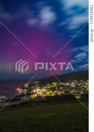 ニュージーランド　ウェリントンのアイランド・ベイの夜景と夜空に広がるオーロラ 119916061