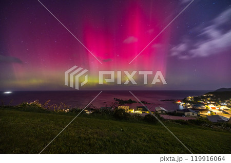 ニュージーランド　ウェリントンのアイランド・ベイの夜景と夜空に広がるオーロラ 119916064