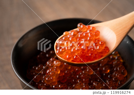 茶碗に盛ったいくらの醬油漬けのクローズアップ 119916274