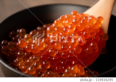 茶碗に盛ったいくらの醬油漬けのクローズアップ 119916295