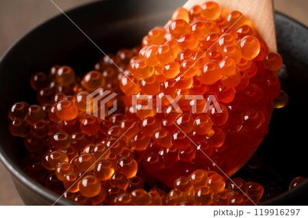 茶碗に盛ったいくらの醬油漬けのクローズアップ 119916297