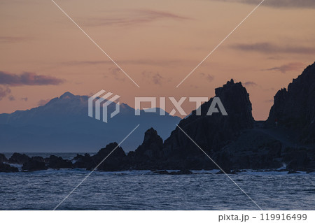 ニュージーランド ウェリントンのレッド・ロックスのビーチから見える南島と夕焼け空 ニュージーランド ウェリントンのレッド・ロックスのビーチから見える南島と夕焼け空 119916499