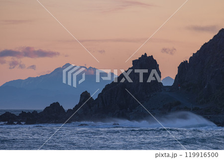 ニュージーランド　ウェリントンのレッド・ロックスのビーチから見える南島と夕焼け空 119916500