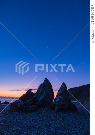 ニュージーランド　ウェリントンのレッド・ロックスのビーチと夕焼け空 119916507