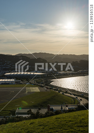 ニュージーランド ウェリントン空港近くにある展望台から見える街並みと滑走路 ニュージーランド ウェリントン空港近くにある展望台から見える街並みと滑走路 119916518