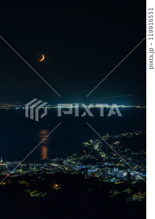 ニュージーランド　ウェリントンにある風車の丘から見える夜景と夜空に浮かぶ三日月 119916551