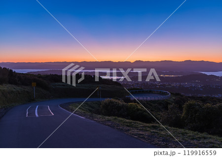 ニュージーランド　ウェリントンにある風車の丘から見える早朝の街並みと朝焼け空 119916559