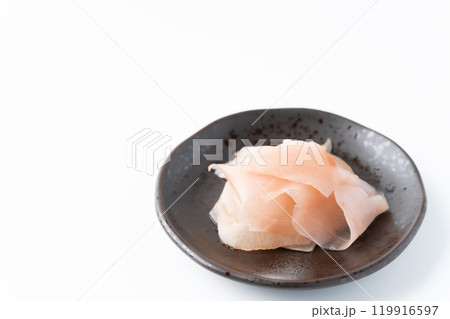 小皿に載ったガリ(生姜の甘酢漬け) 小皿に載ったガリ(生姜の甘酢漬け) 119916597