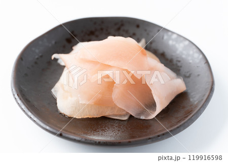 小皿に載ったガリ(生姜の甘酢漬け) 小皿に載ったガリ(生姜の甘酢漬け) 119916598