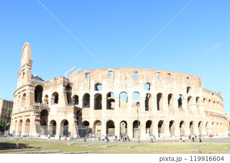 古代ローマを象徴する巨大建造物コロッセオ 古代ローマを象徴する巨大建造物コロッセオ 119916604