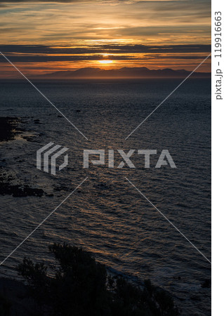 ニュージーランド ウェリントンのマカラビーチの丘から見える南島とクック海峡と夕日 ニュージーランド ウェリントンのマカラビーチの丘から見える南島とクック海峡と夕日 119916663