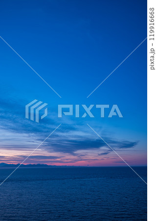 ニュージーランド　ウェリントンのマカラビーチの丘から見えるクック海峡と夕焼け空 119916668