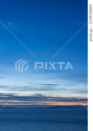 ニュージーランド　ウェリントンのマカラビーチの丘から見えるクック海峡と夕焼け空 119916669