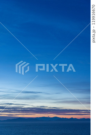 ニュージーランド　ウェリントンのマカラビーチの丘から見えるクック海峡と夕焼け空 119916670