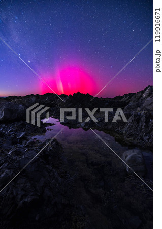 ニュージーランド　ウェリントンのレッド・ロックスのビーチと空に広がるオーロラ 119916671