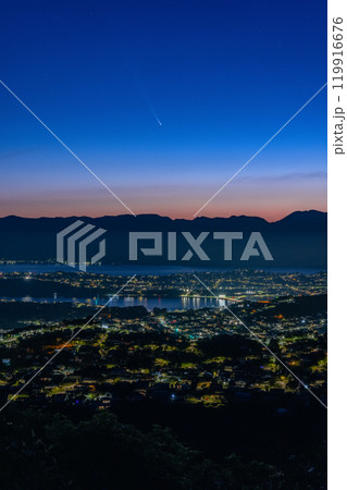 ニュージーランド　ウェリントンにある風車の丘から見える夜景と紫金山・アトラス彗星 119916676