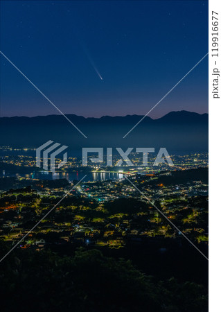 ニュージーランド　ウェリントンにある風車の丘から見える夜景と紫金山・アトラス彗星 119916677
