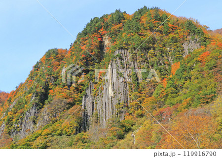 秋山郷　錦秋の布岩山 119916790