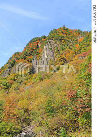 秋山郷　錦秋の布岩山 119916792