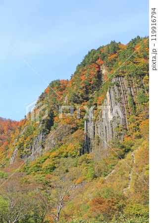 秋山郷　錦秋の布岩山 119916794