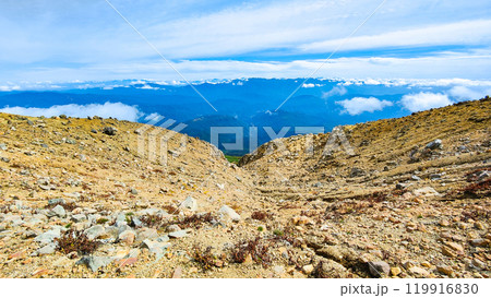 秋の御嶽山登山（剣ヶ峰～二ノ池山荘：中央アルプス方面の眺め） 119916830
