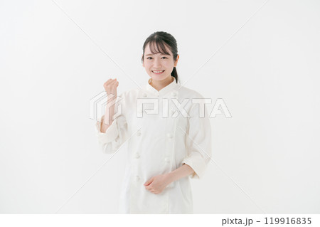ガッツポーズをする女性シェフ 119916835