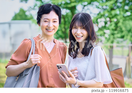 スマートフォンを操作するビジネスウーマン 119916875