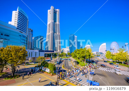 日本の横浜都市景観 総帆展帆の日本丸や桜木町駅前、水陸両用バス、ロープウェイなどを望む=11月3日 日本の横浜都市景観 総帆展帆の日本丸や桜木町駅前、水陸両用バス、ロープウェイなどを望む=11月3日 119916879