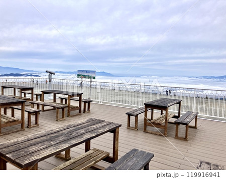 雲海を見下ろすウッドデッキテラス_美ヶ原高原 雲海を見下ろすウッドデッキテラス_美ヶ原高原 119916941