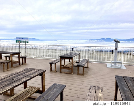 雲海を見下ろすウッドデッキテラス_美ヶ原高原 119916942