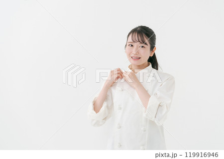 コックコートを着る女性シェフのポートレート 119916946