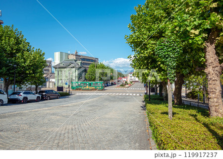 【北海道函館基坂】基坂を横切る函館市電 119917237