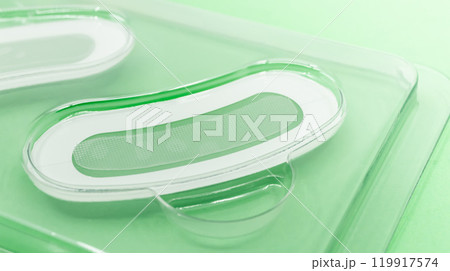 マイクロニードル　ニードルパッチ　グリーン背景 119917574