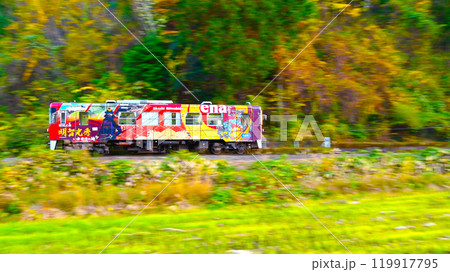 快走する明知鉄道　秋の風景 119917795