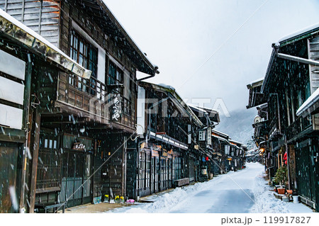 信州 雪の降る奈良井宿 信州 雪の降る奈良井宿 119917827