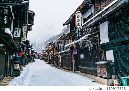 信州 雪の降る奈良井宿 119917828