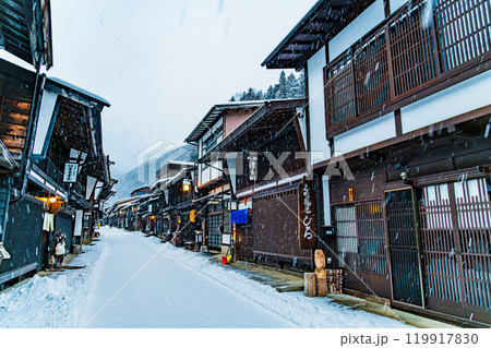 信州 雪の降る奈良井宿 119917830