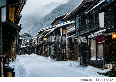 信州 雪の降る奈良井宿 信州 雪の降る奈良井宿 119917832