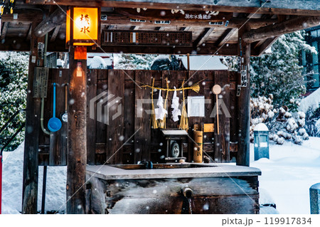 信州 雪の降る奈良井宿　水場 119917834