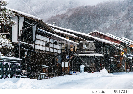 信州 雪の降る奈良井宿 119917839