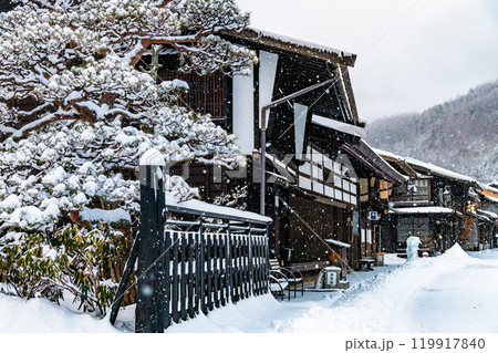 信州 雪の降る奈良井宿 119917840