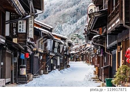 信州 雪の奈良井宿 119917871