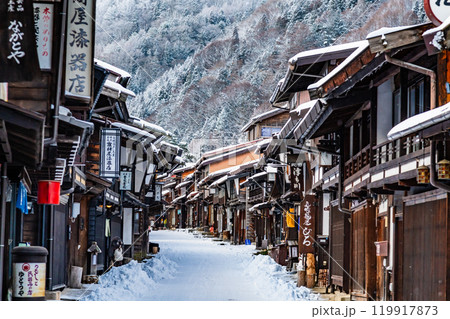 信州 雪の奈良井宿 119917873