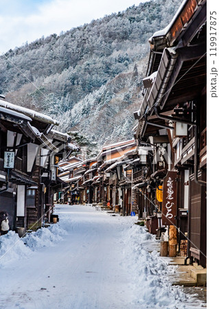 信州 雪の奈良井宿 119917875