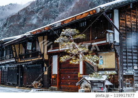 信州 雪の降る奈良井宿 119917877