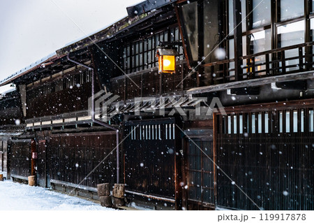 信州 雪の降る奈良井宿 119917878