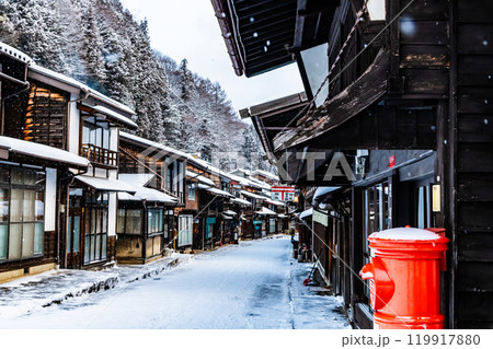 信州 雪の降る奈良井宿 119917880