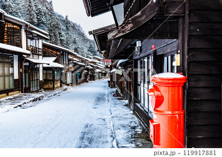 信州 雪の降る奈良井宿 119917881