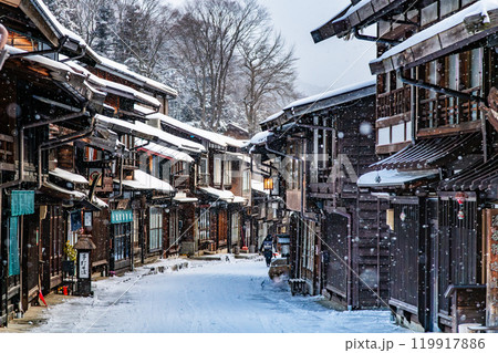 信州 雪の降る奈良井宿 119917886