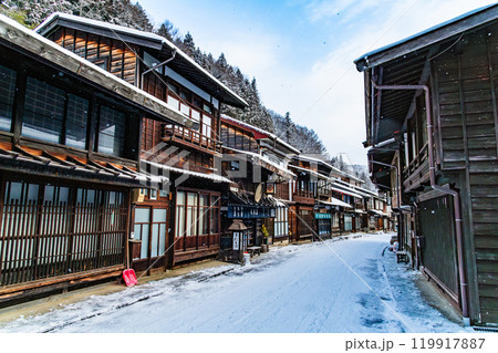 信州 雪の降る奈良井宿 119917887